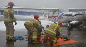 Wypadek na piotrkowskim lotnisku. Ćwiczenia służb ratunkowych
