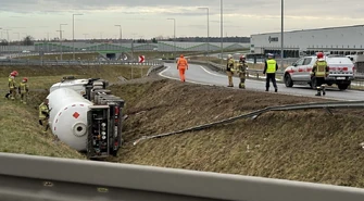 Cysterna spadła do rowu. Kierowca był pijany (ZDJĘCIA)