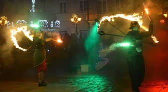 Przedświąteczne spotkanie w Rynku z teatrem ognia [ZDJĘCIA  I WIDEO]