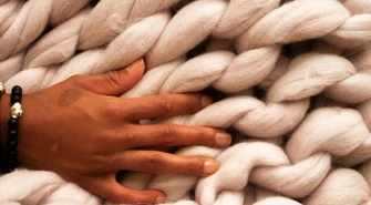 Swetry z wełny - odkrywanie komfortu i dobrego stylu