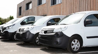 Zrównoważony Transport Dostawczy: Elektryczne Samochody na Naszych Lokalnych Drogach