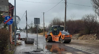 &#8222;Asfalt lali na wodę!&#8221; Czy takie naprawy mają sens?