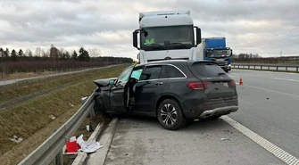 Zderzenie osóbówki i dwóch ciężarówek na A1