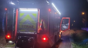 Krok od tragedii. Karetka utknęła na podjeździe