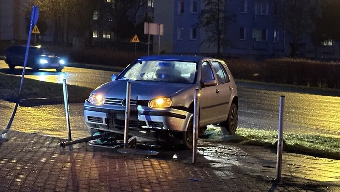 Volkswagen zawisł na słupkach (ZDJĘCIA)