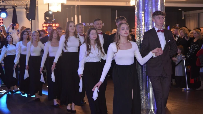 Studniówkowy szał czas zacząć. Pierwsi bawili się uczniowie TPS-u [ZDJĘCIA]