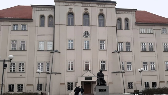 Awanse i spadki. Piotrkowskie szkoły w najnowszym rankingu "Perspektyw"