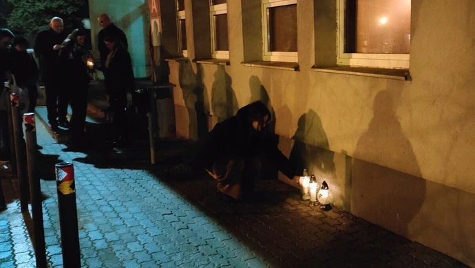 Pamięci Wiktorii... Pod Akademią zapłonęły znicze