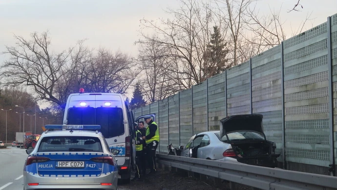 Wypadek na Miast Partnerskich. Mercedes utknął między barierą a ekranami (ZDJĘCIA)