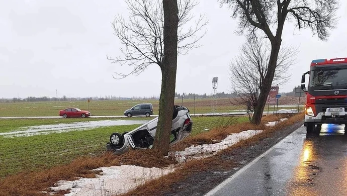 Wypadek pod Piotrkowem. Kobieta trafiła do szpitala