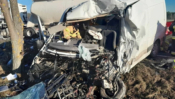 Tragiczny wypadek na DK 74. Kierowca busa nie żyje