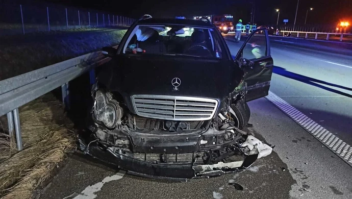 Kolizja z udziałem trzech pojazdów na A1