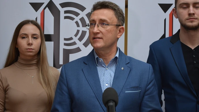 Nieoczekiwana zamiana miejsc. Konflikt prawny w Akademii Piotrkowskiej