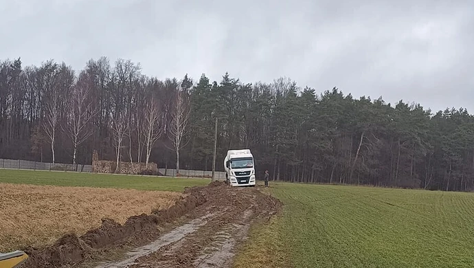Kierowca utknął w szczerym polu. Potrzebna pomoc!