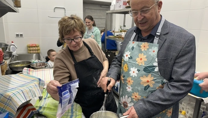 Burmistrz wyrabiał pączki z KGW Swolszewice Duże [foto]