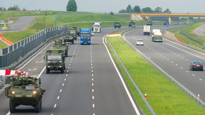 Kolumny wojskowych pojazdów wyjechały na drogi