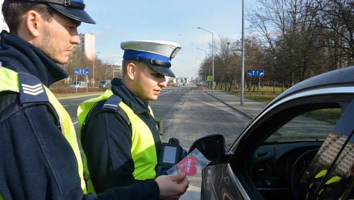 "Zwolnij! Jak kocha to poczeka". Walentynkowa akcja piotrkowskiej policji