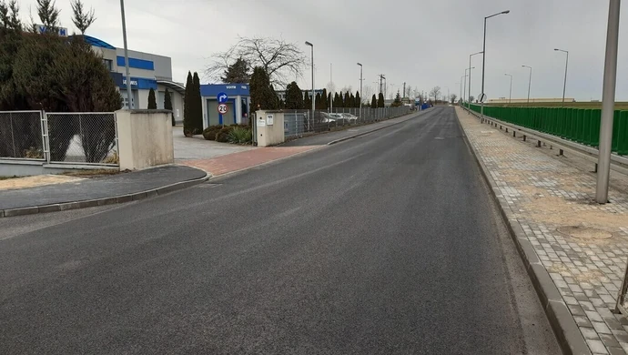 Remontują drogę przy magazynach