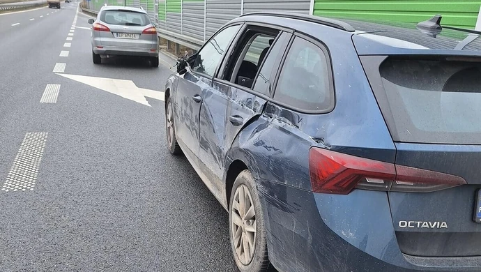 Utrudnienia na węźle bełchatowskim. Zderzenie dwóch samochodów