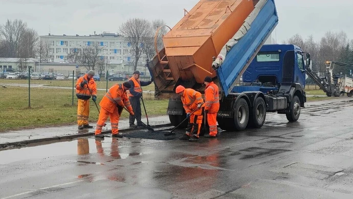 Utrudnienia na Wolborskiej. Ekipy łatają dziury