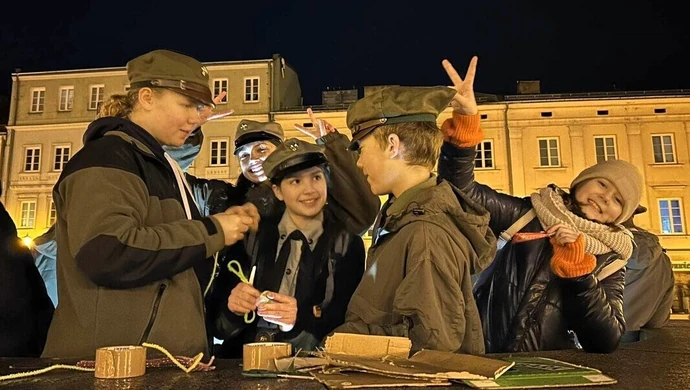 Zuchy i harcerze świętowali na piotrkowskim rynku