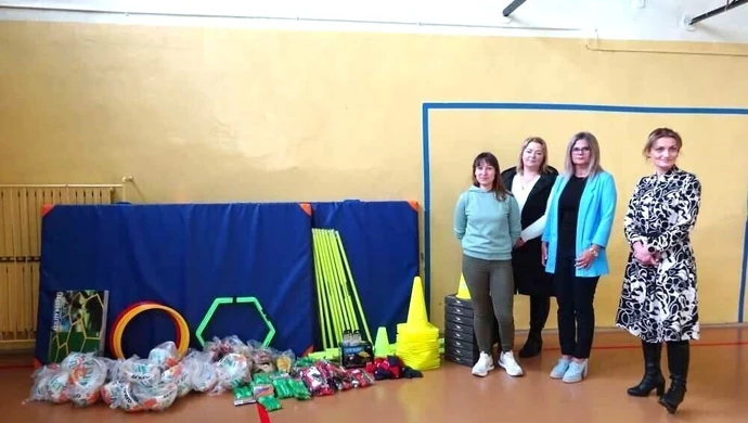 Rodzice przekazali sprzęt sportowy na rzecz szkoły