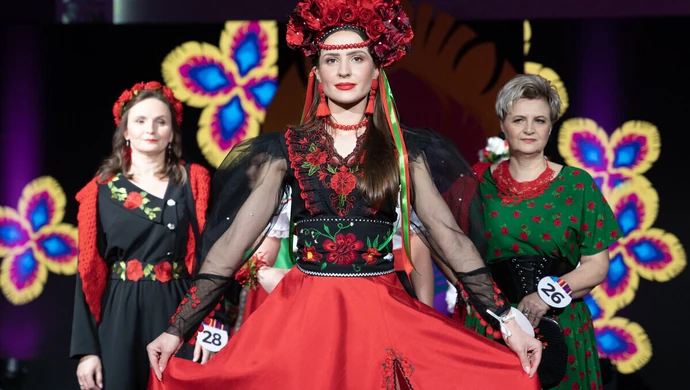 Wyjątkowy pokaz mody KGW. Aż 7 kół z pow. piotrkowskiego z awansem do wojewódzkiego finału! [ZDJĘCIA]