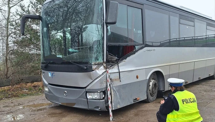 Autobus i ciężarówka nie zmieściły się na łuku