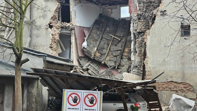 Zawalił się budynek. Na miejscu pracowały psy ratownicze