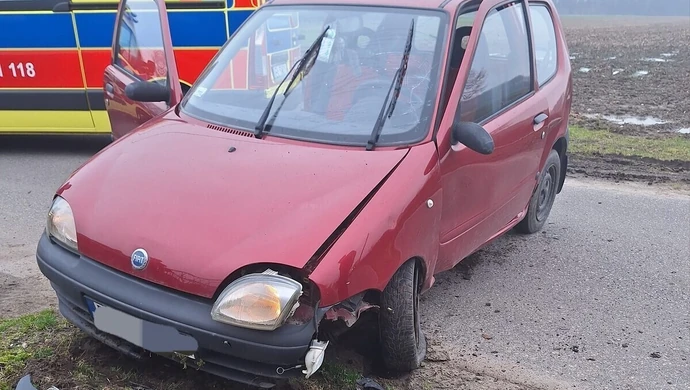 Kierowca z promilami wjechał do rowu. Mężczyzna trafił do szpitala