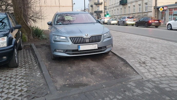 Trawnik czy klepisko? Problem z parkowaniem na Wojska Polskiego