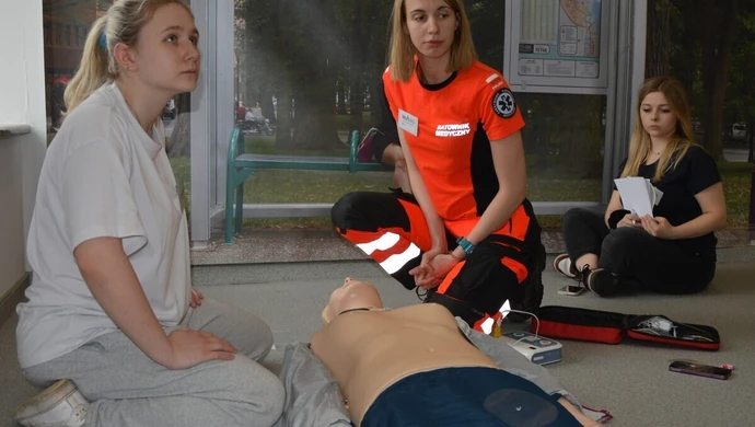 Uczniowie wcielali się w rolę ratowników medycznych
