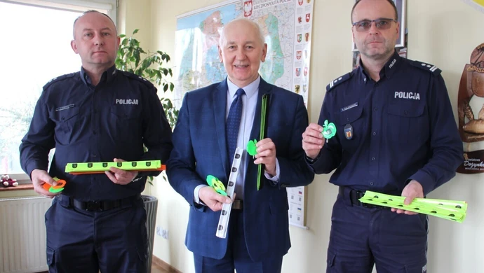 Ponad 400 odblasków trafi do dzieci i młodzieży