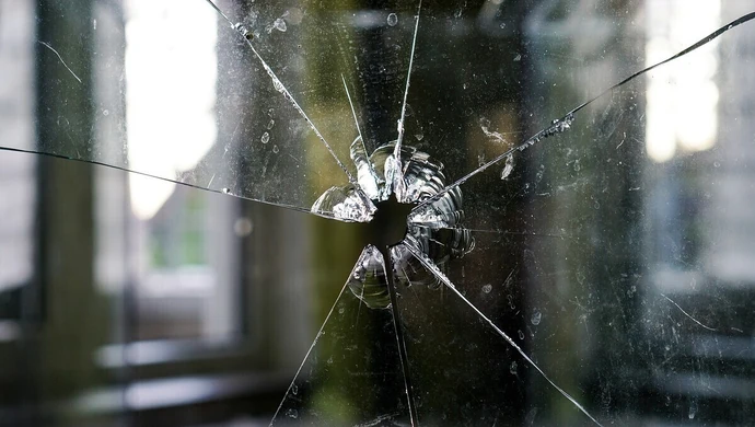 Wybił szybę w lokalu gastronomicznym. Teraz może trafić za kratki