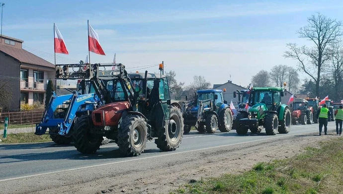 Rolnicy protestują. Paraliż komunikacyjny na drogach regionu (FILM)