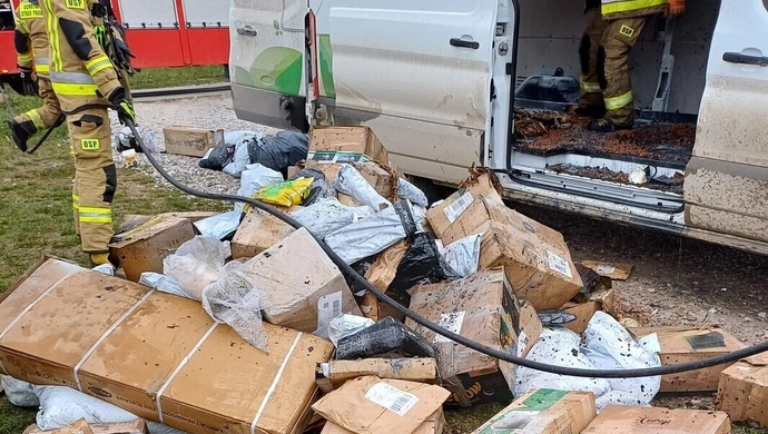 Pożar samochodu przewożącego paczki kurierskie