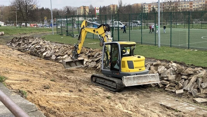 Trwa remont bieżni przy &#8222;dwunastce&#8221;