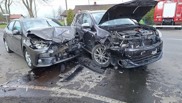 Groźny wypadek na terenie powiatu piotrkowskiego. Zderzyły się dwie osobówki