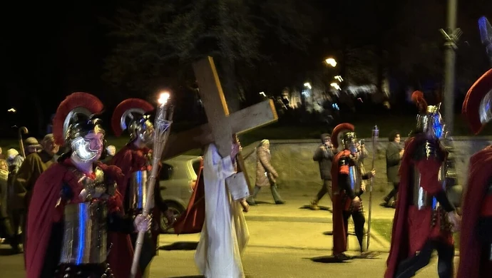 Tłumy na drodze krzyżowej ulicami Piotrkowa ZDJĘCIA FILMY