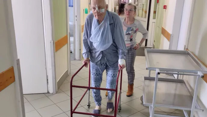 Roznosił ulotki, wpadł do piwnicy. Teraz radny leży w szpitalu