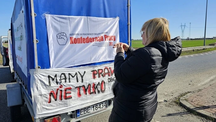 Pracownicy magazynu zablokowali DK 74