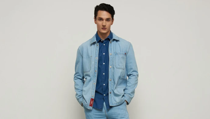 Jak stylizować koszulę jeansową męską, aby zawsze wyglądać na czasie?