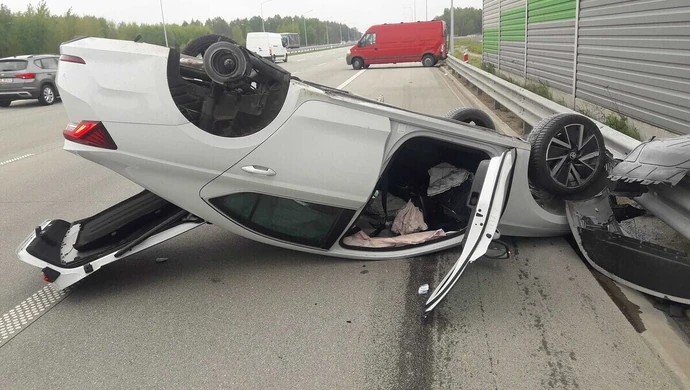Wypadek na A1. Jeden z pojazdów dachował. Lądował LPR