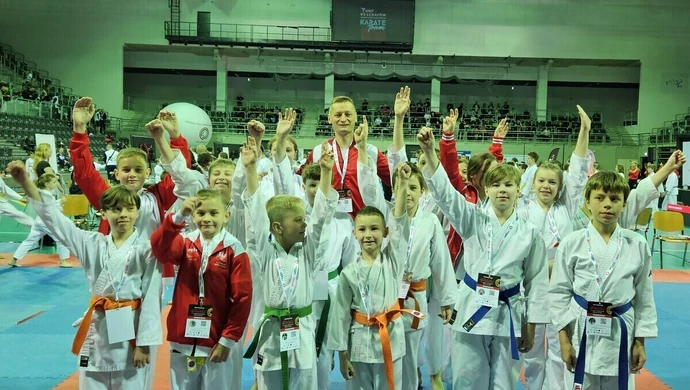 Młodzi karatecy z medalami