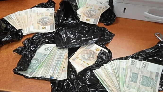 Łódzka KAS znalazła w przesyłce ponad 45 tys. zł