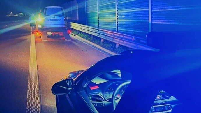 Jechał karawanem, przewożąc trumnę ze zmarłym. Był kompletnie pijany