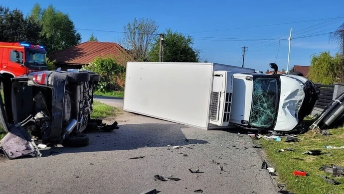 Wywrócone pojazdy i złamany słup energetyczny. Groźny wypadek w Witowie