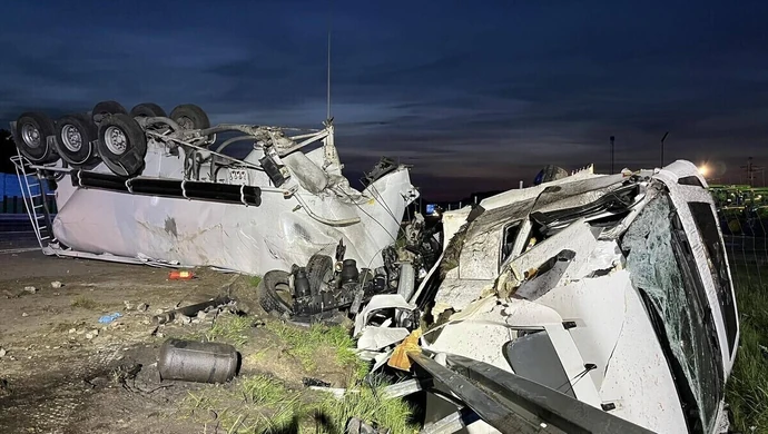 Ciężarówka dachowała na S8 (ZDJĘCIA)