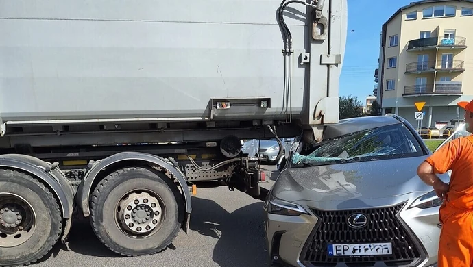 Śmieciarką w lexusa. Nietypowe zderzenie w Piotrkowie