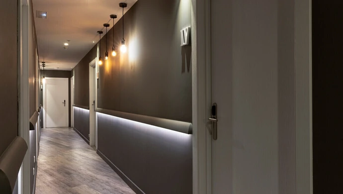 Poznaj 5 sprawdzonych pomysłów na funkcjonalne oświetlenie korytarza